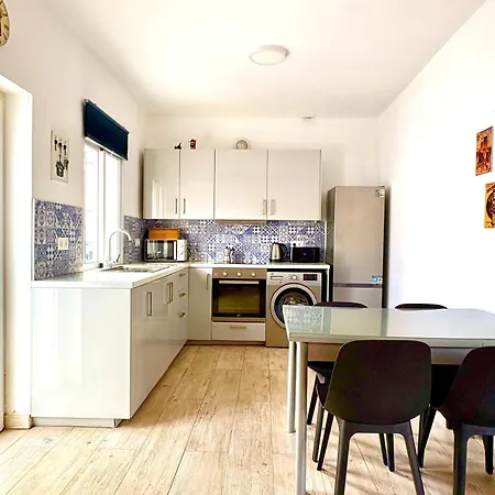 Quiet 3-bedroom House Near Town Hall & Centre Шале