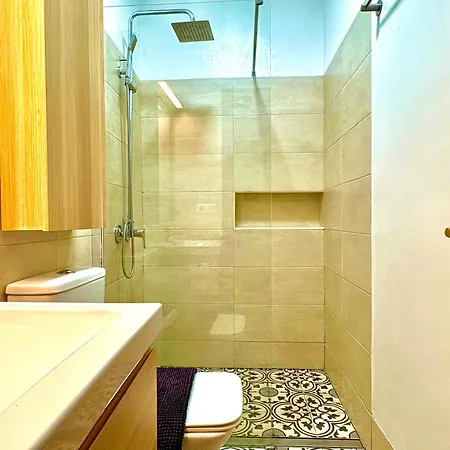 Шале Quiet 3-bedroom House Near Town Hall & Centre