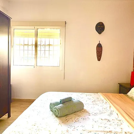 Шале Quiet 3-bedroom House Near Town Hall & Centre Торремолинос